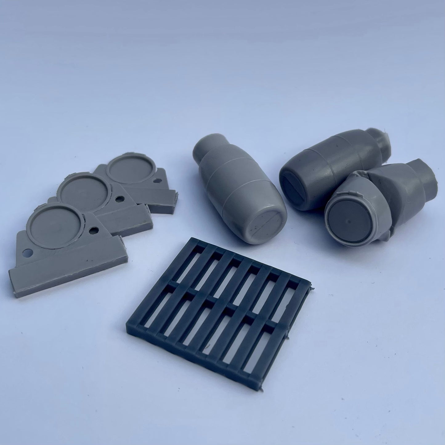 200L Modern Plastic Barrels and Pallet Kit - 1/35