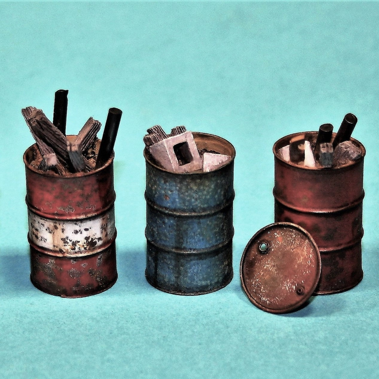 200L Fuel Drums with Assorted Rubbish Kit - 1/35