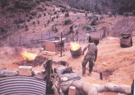 200L Fuel Drums with Assorted Rubbish Kit - 1/35