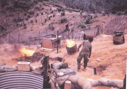 200L Fuel Drums with Assorted Rubbish Kit - 1/35