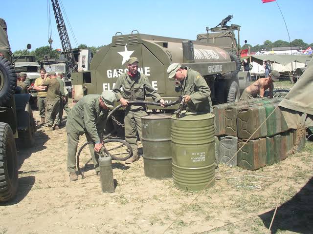 200L Fuel Drums and Pallet Kit - 1/35