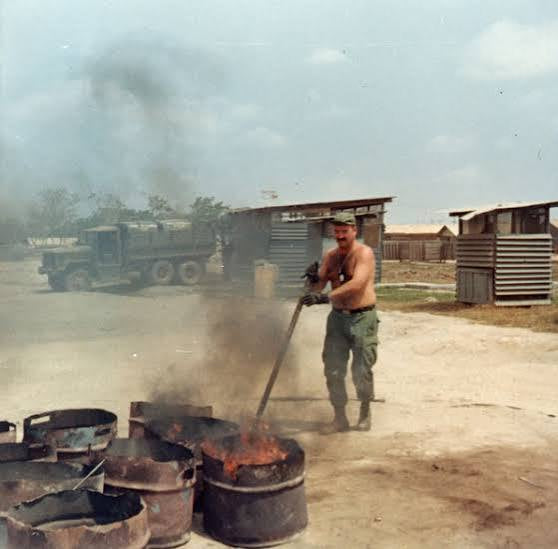 200L Fuel Drums with Assorted Rubbish Kit - 1/35