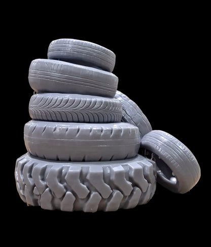 Workshop Tyre Stack & Loose Tyres – 1/35