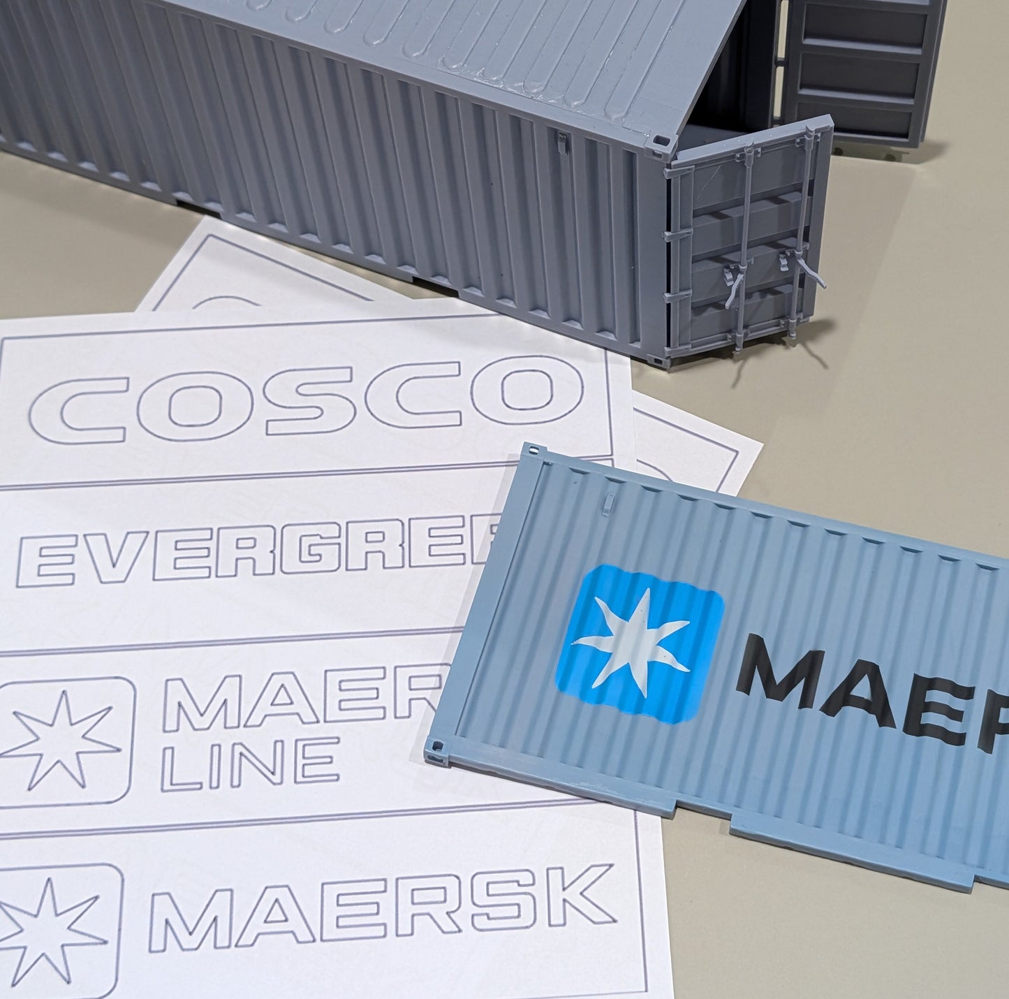 20 Foot Shipping Container Kit - 1/35