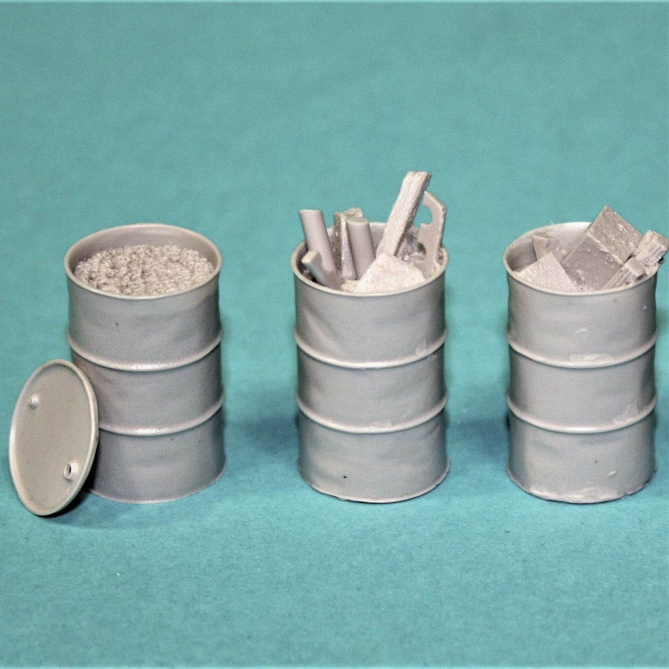 200L Fuel Drums with Assorted Rubbish Kit - 1/35